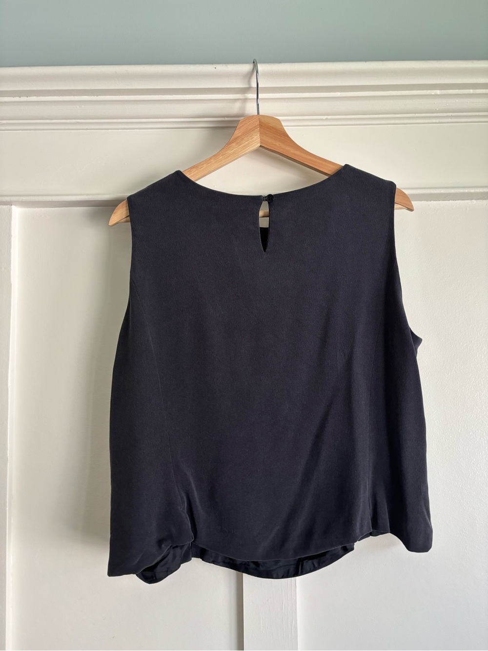 Vintage Jones New York navy-black silk Keyhole Back Shell Top